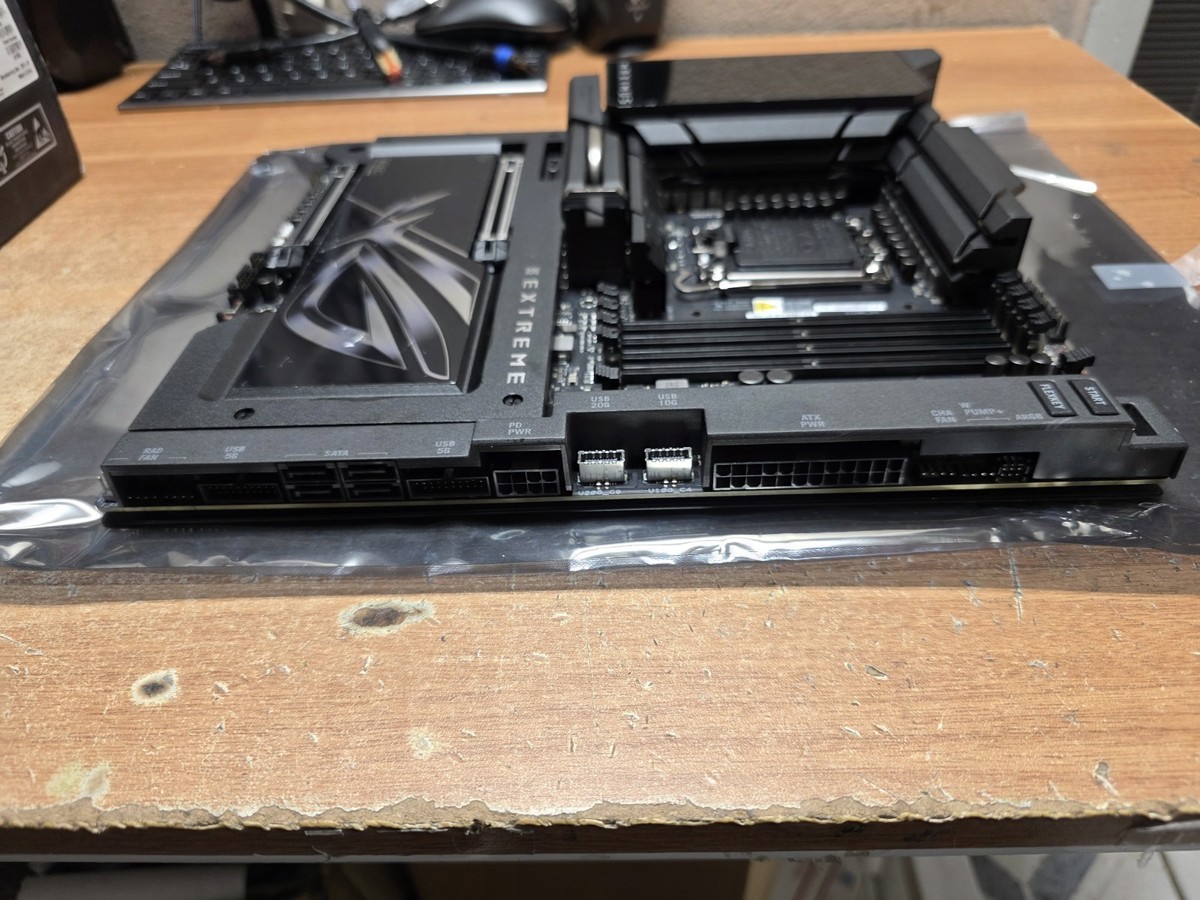 ASUS ROG MAXIMUS Z890 EXTREME Intel Z890 LGA 1851 E-ATX