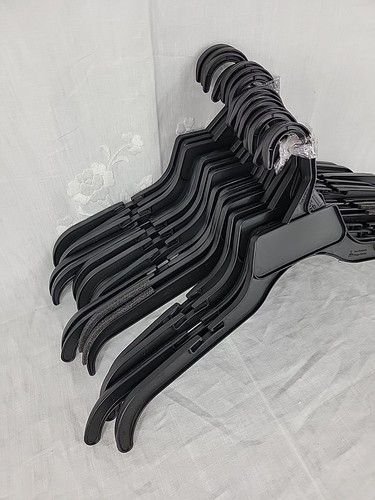 Lot de 18 cintres de vente au détail en plastique noir taille crochet cranté durable résistant - Photo 4/6