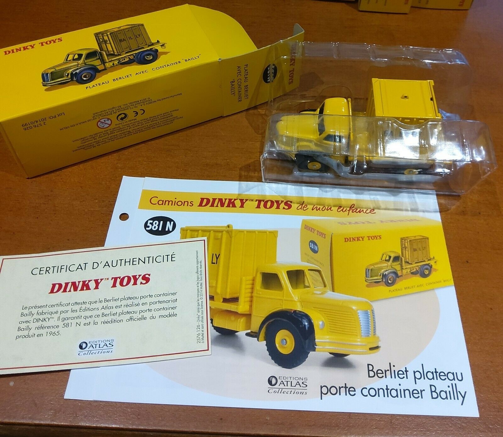 Dinky Toys Atlas Berliet GLR porte container Bailly 581N en métal injecté de collection