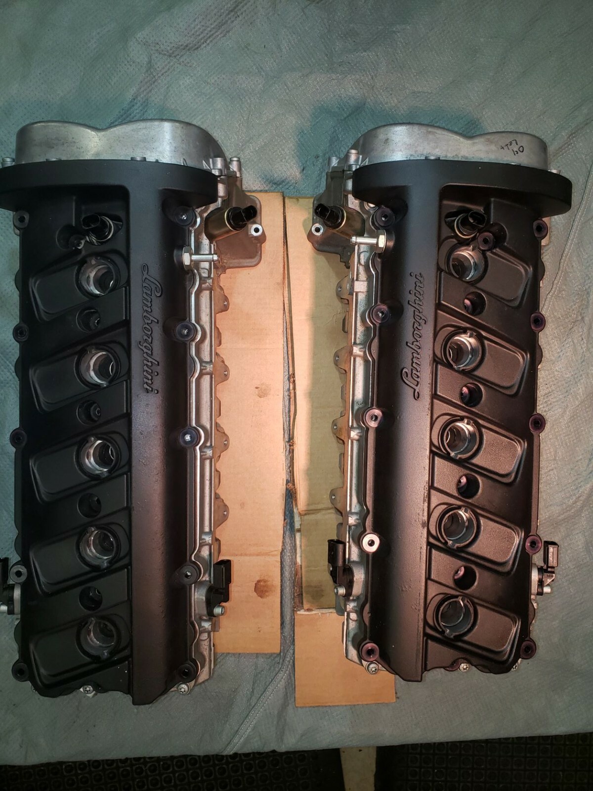 Lamborghini Gallardo  2004 cylinder head set complete with valve cover & gasket