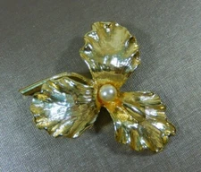 VTG  UNSIGNED ORCHID OR TRILLIUM FLOWER GOLD TONE GLASS PEARL BROOCH PIN IN EVC