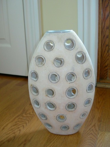 Jarrón blanco polvoriento Maitland Smith con recortes de aluminio # 2143-398 - Imagen 1 de 6