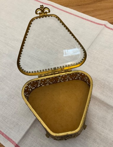 Vintage Ormolu Filigree Footed Jewelry Casket W/ Beveled Glass, Velvet lining - Picture 6 of 7