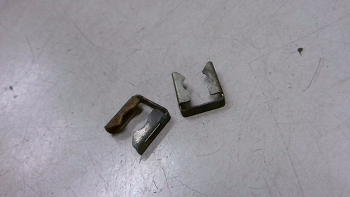 2X Halteklammer Klammer Einspritzventil VW Passat Variant 2.0 5V Bj 2003