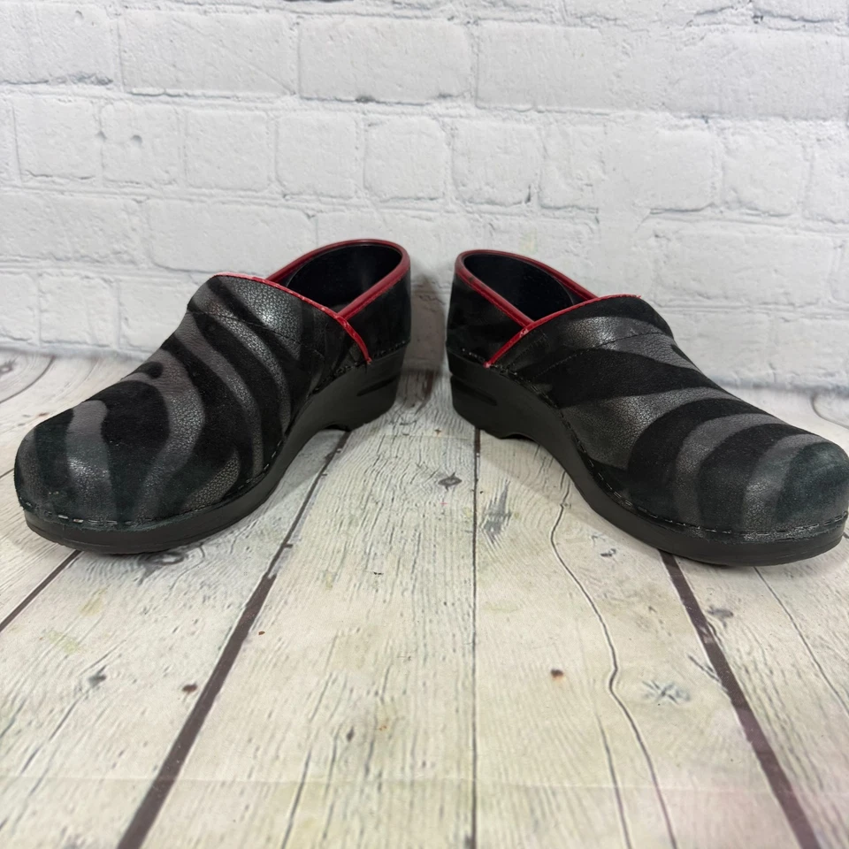 Zueco Sanita para mujer talla 8,5-9 EE. UU. 39 UE negro rojo Zabra zapato de enfermera cómodo sin cordones Foto 4 de 4