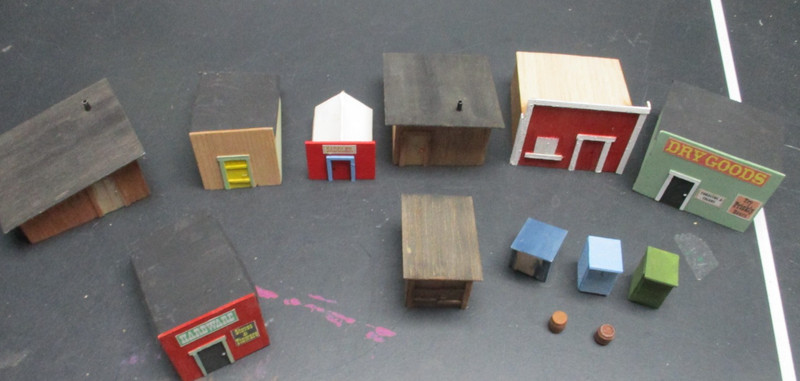 25/28mm Old West Terrain Lot of 13 Terrain Pieces Buildings, Outhouses & Barrels