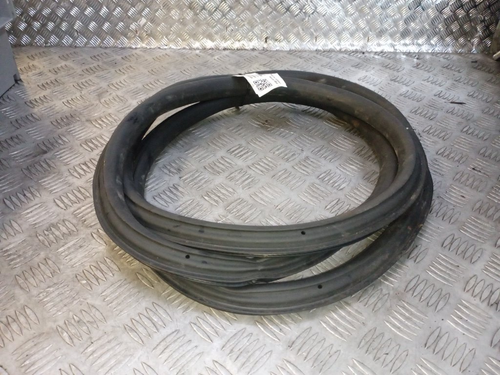 SKODA SUPERB 3t4 Front Left Door Seal 3T0867365 2013 for sale  