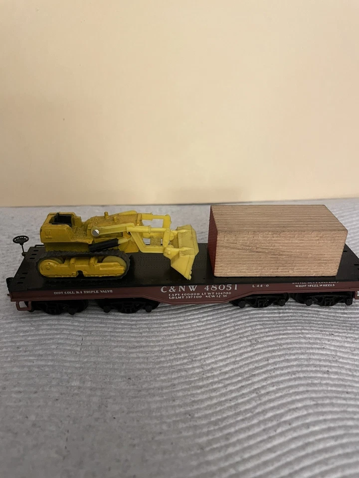 Coche plano Athearn 1301 escala HO con excavadora de carga y carga de madera Foto 4 de 4