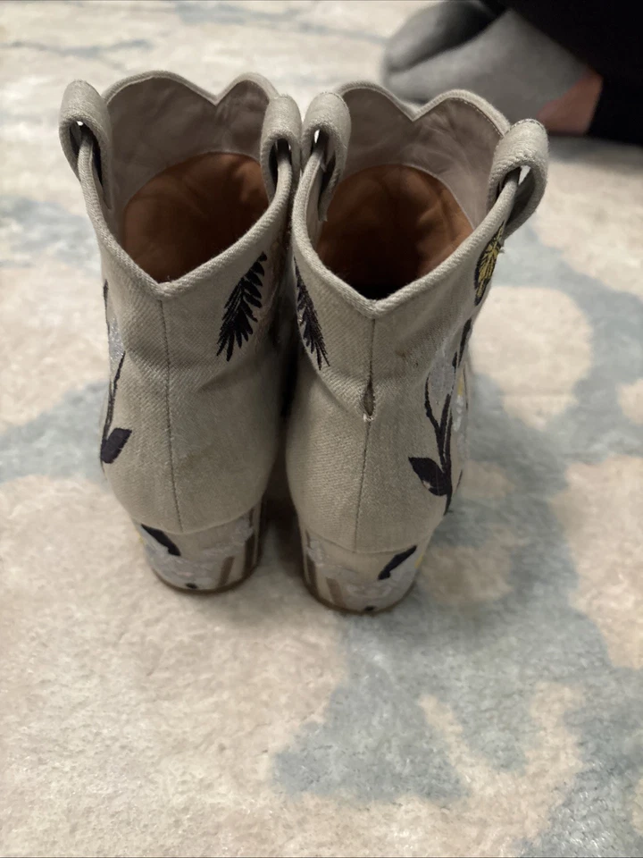 Este botín floral cómodo Laurence Decade Paris de lujo ideal para todo Foto 3 de 4