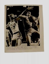 1973 NBA BASKETBALL PHOTO KAREEM ABDUL JABBAR LLOYD NEAL LEW ALCINDOR MILWAUKEE 