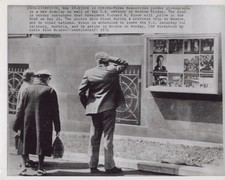 Nixon Moscow USSR embassy display Cold War 1971 - Original Wire Photo