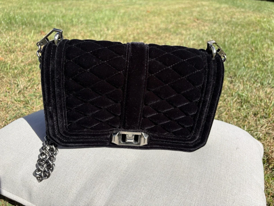 Bolso Bandolera Rebecca Minkoff Love Terciopelo Negro Herrajes Gunmetal (Precio de venta sugerido por el fabricante $295) Foto 4 de 4