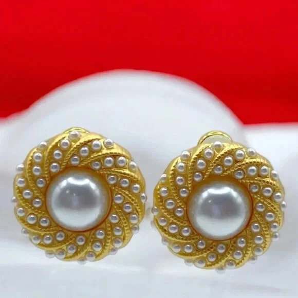 Tachuelas grandes redondas incrustadas con perlas Alexis Bitta. Venta al por menor $168 Foto 2 de 4