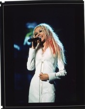 Christina Aguilera chantant en concert teint cheveux longs original 4x5 transparence