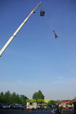 Foto 6x4 Bungee springt auf den Bären Ein Springer geht hinunter zum Auto c2013