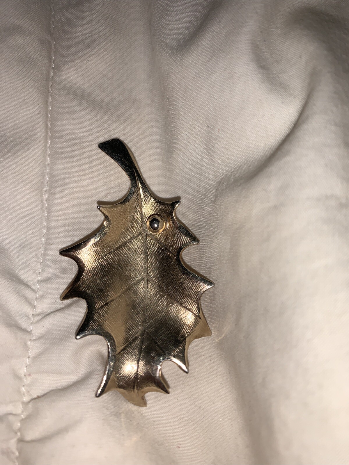 Vintage Signed GIOVANNI Goldtone Textured LEAF Shape Pin Brooch evergreen