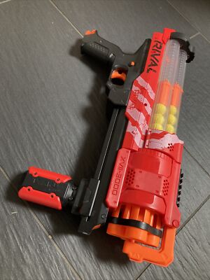 Nerf Rival Artemis XVII-3000. Mannschaft rot mit Bällen