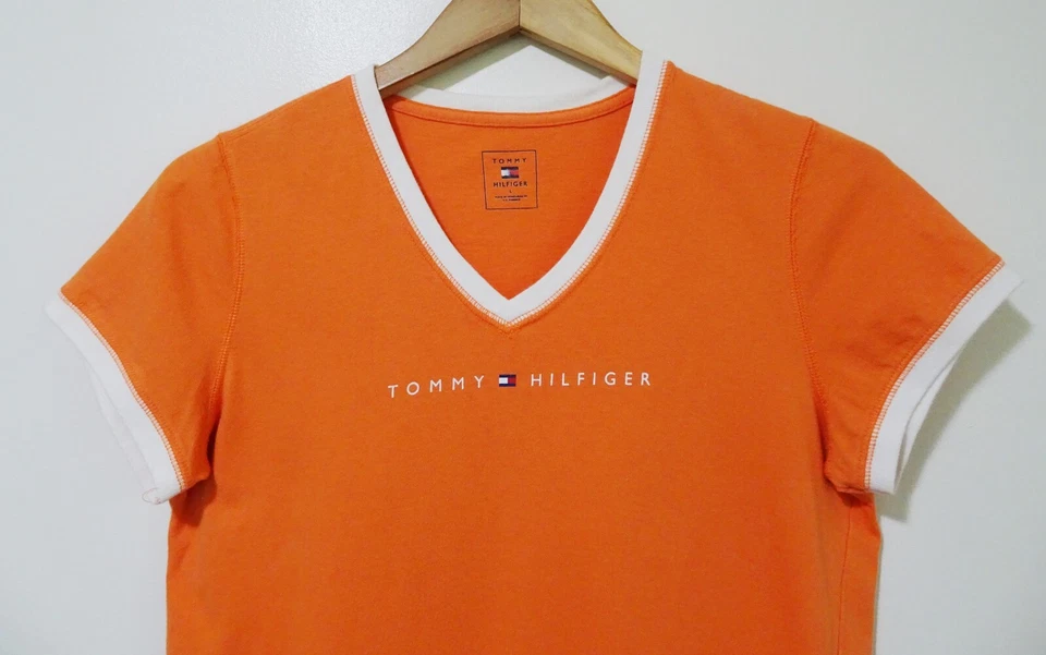 Camiseta L Vintage Años 90 Y2K Tommy Hilfiger Naranja Blanco Timbre Para Mujer Cuello en V L Foto 2 de 4