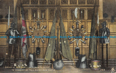 R164811 Gruppe alter schottischer Waffen und Farben. Im Festsaal. Edinburgh Ca
