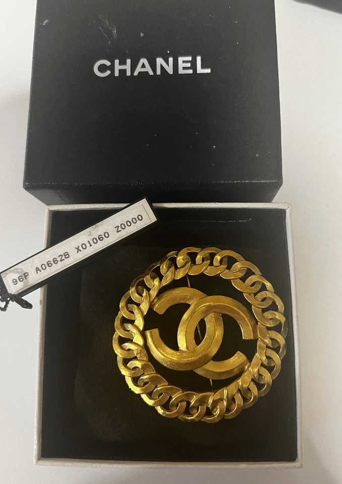 Chanel Vintage 1980s CC Logo Chain Link Medallion Brooch Gold Plated W/Tag/Box - Image 4 of 4