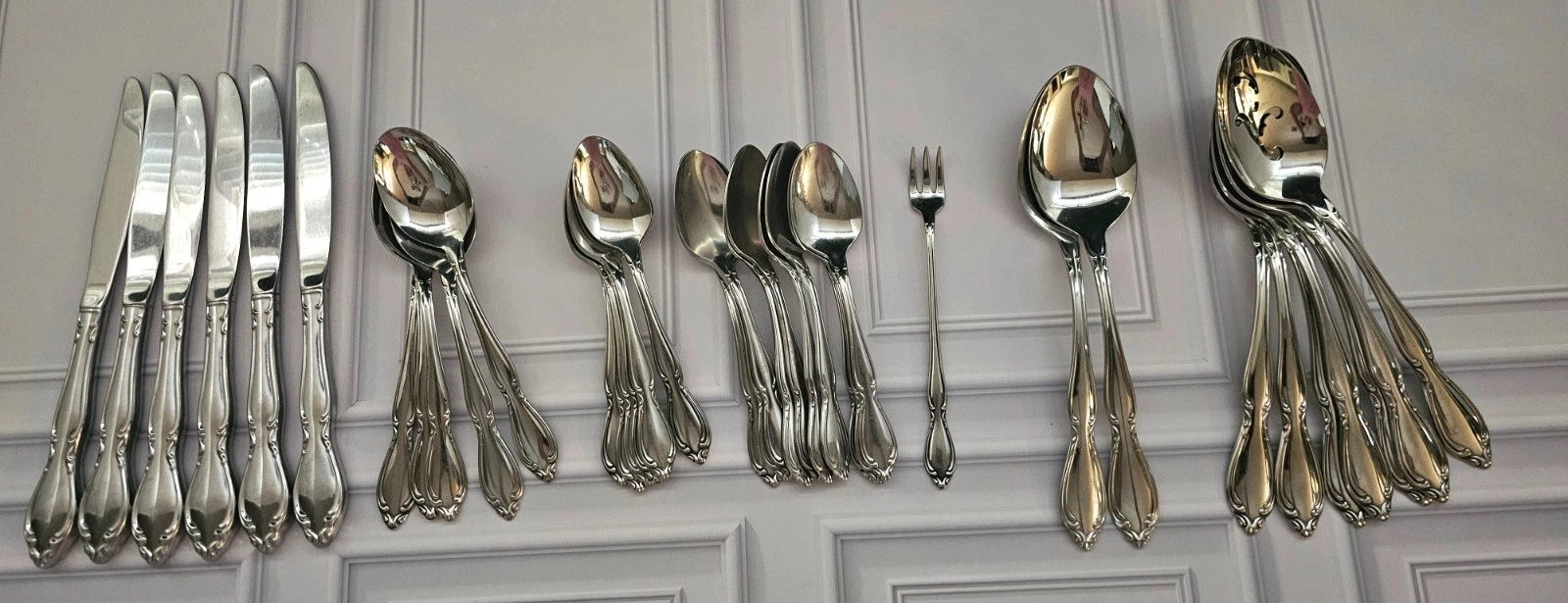 Lot of 44 Oneida Deluxe STRATHMORE HERITAGE Stainless Flatware