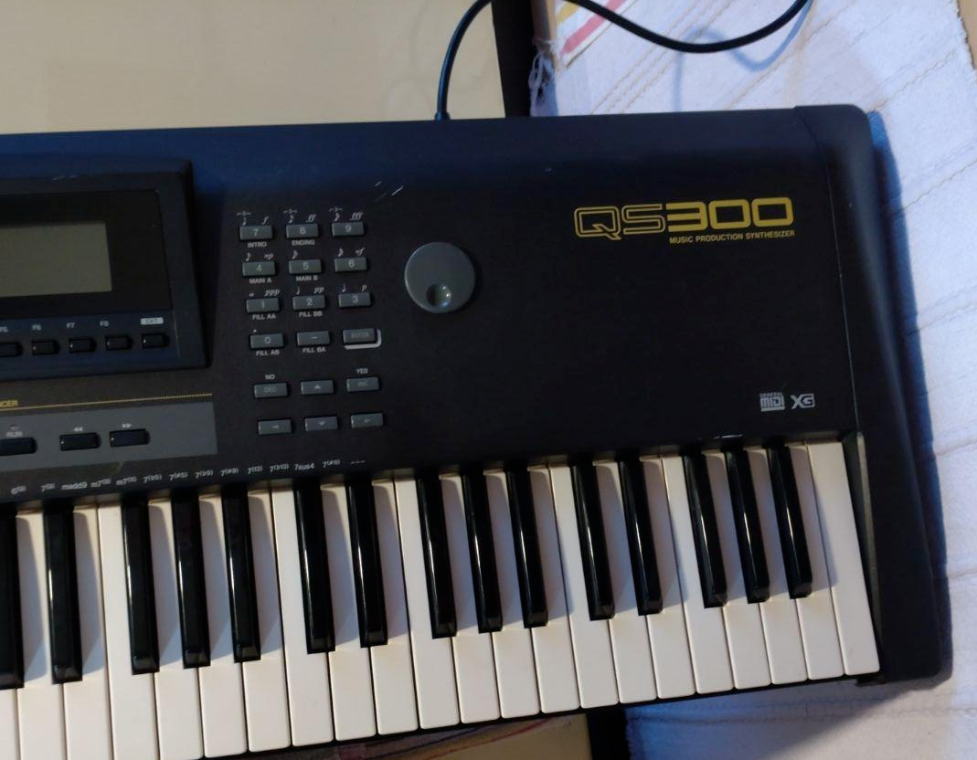 Yamaha QS300 61 Key Keyboard Synthesizer Black With Power Cable