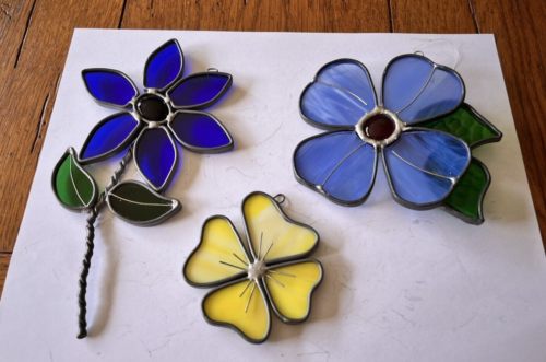 LOT OF 3 VINTAGE HANDMADE LEADED STAINED GLASS FLOWER SUNCATCHERS MULTICOLOR - Picture 1 of 10