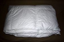 BLOOMINGDALE'S Down Comforter White Duck Lightweighted Warm Twin 65 x 85" USED
