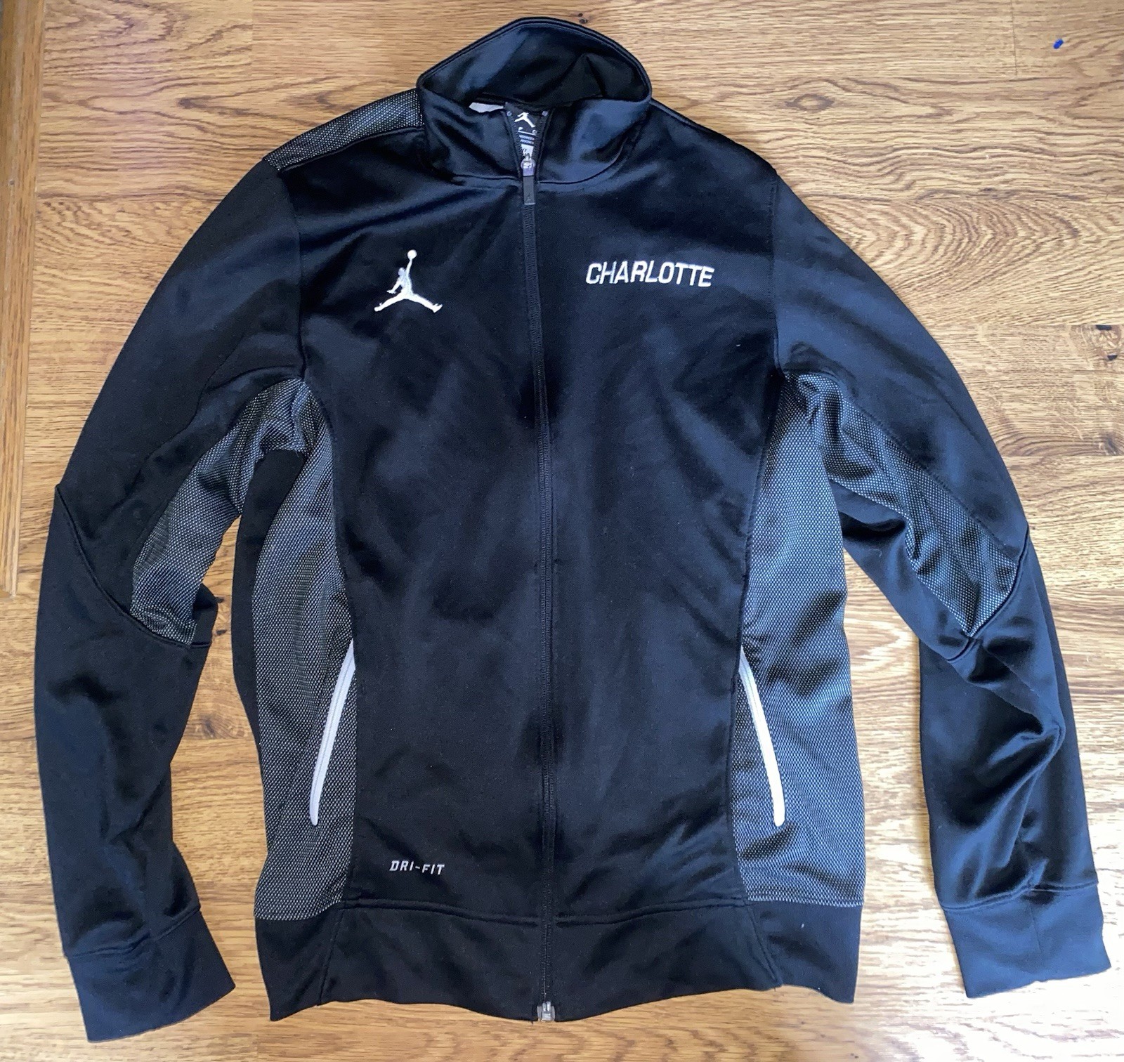 SACAI X NIKE Nike Jordan Charlotte 49ers giacca uomo nera full zip piccola