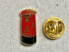 POST BOX LETTERBOX Metal Pin Badge T729 mail Post postman