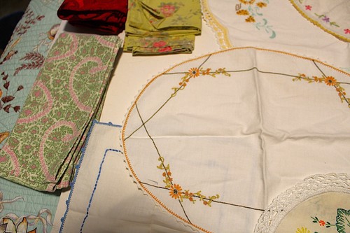 Vintage Mixed Lot Aprons Multi size table covers / runners linen napkins & more - Imagen 3 de 7