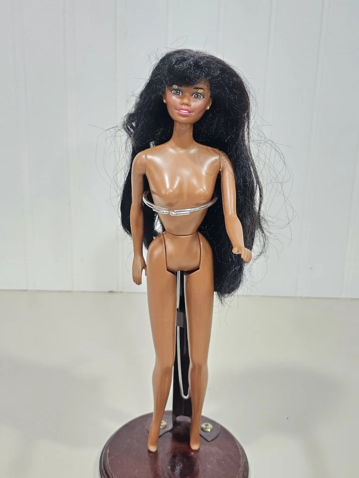 Pearl Beach AA Christie 1987 muñeca Barbie y soporte  Foto 3 de 4