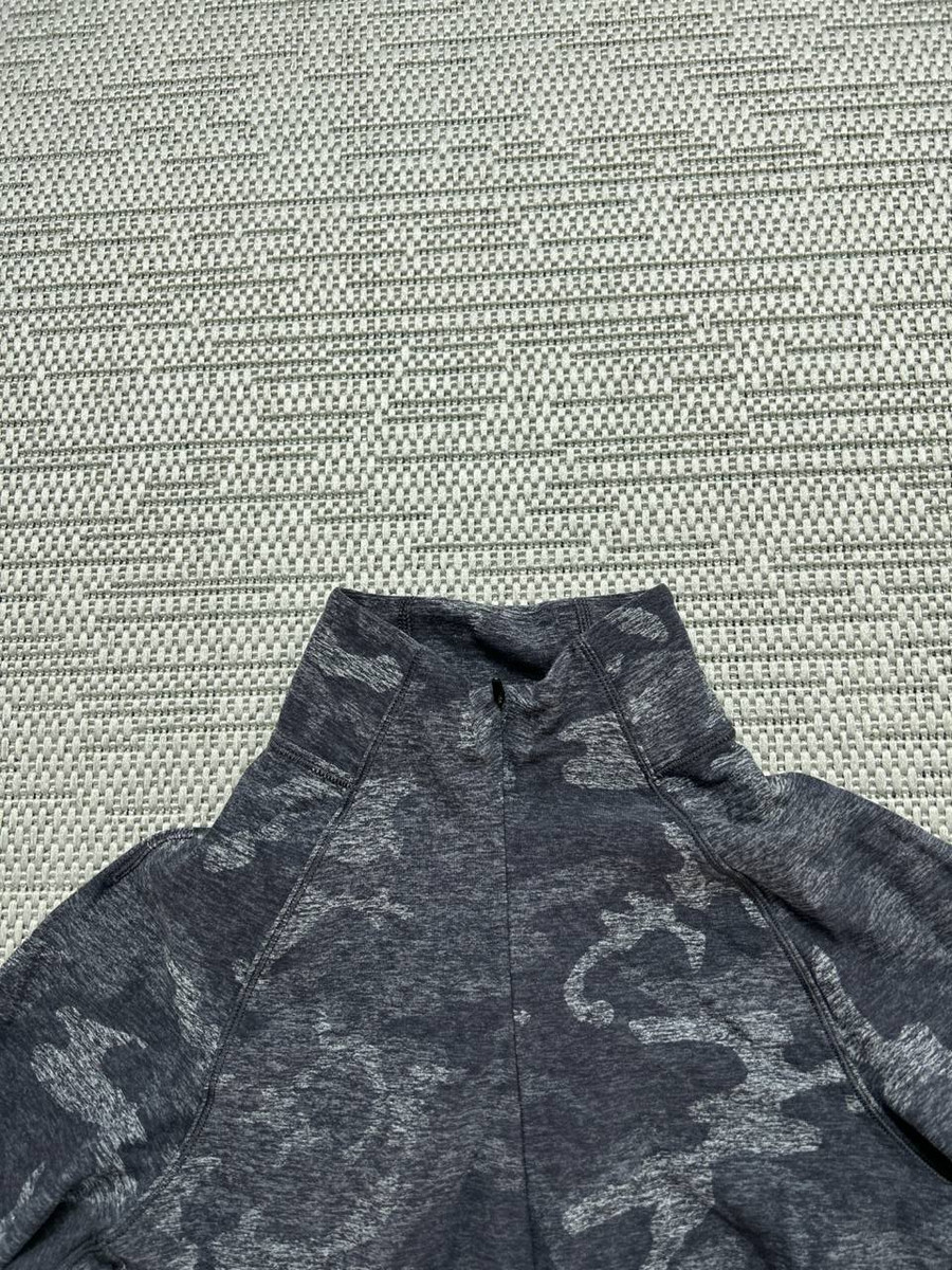 Lululemon Outrun The Elements Jacket Womens 4 Gray Camouflage Half Zip  View 2