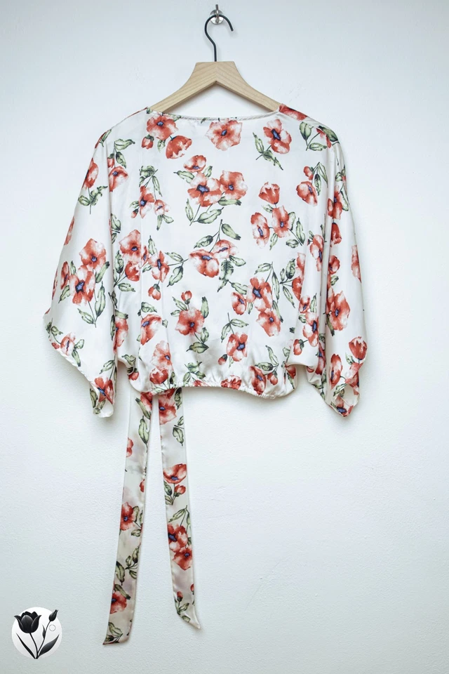 Blusa para mujer FORE Bloomingdale's talla S blanca floral corbata envolvente hecha en EE. UU. Foto 2 de 4