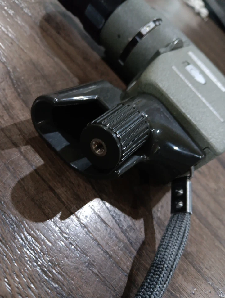 Cámara fotográfica de película Canon Reflex Zoom 8-2 10 mm-40 mm con empuñadura Canon C-8 - SIN PROBAR Foto 2 de 4