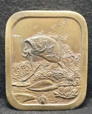 XE09196 GREAT VINTAGE 1976 FISHING LARGE MOUTH BASS ARTWORK BRASS BELT BUCKLE