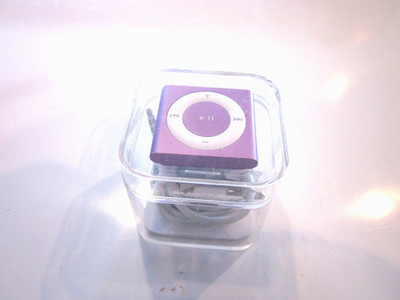 NEW IN PLASTIC CUBE PURPLE APPLE iPOD SHUFFLE - NOT SURE OF BATTERY