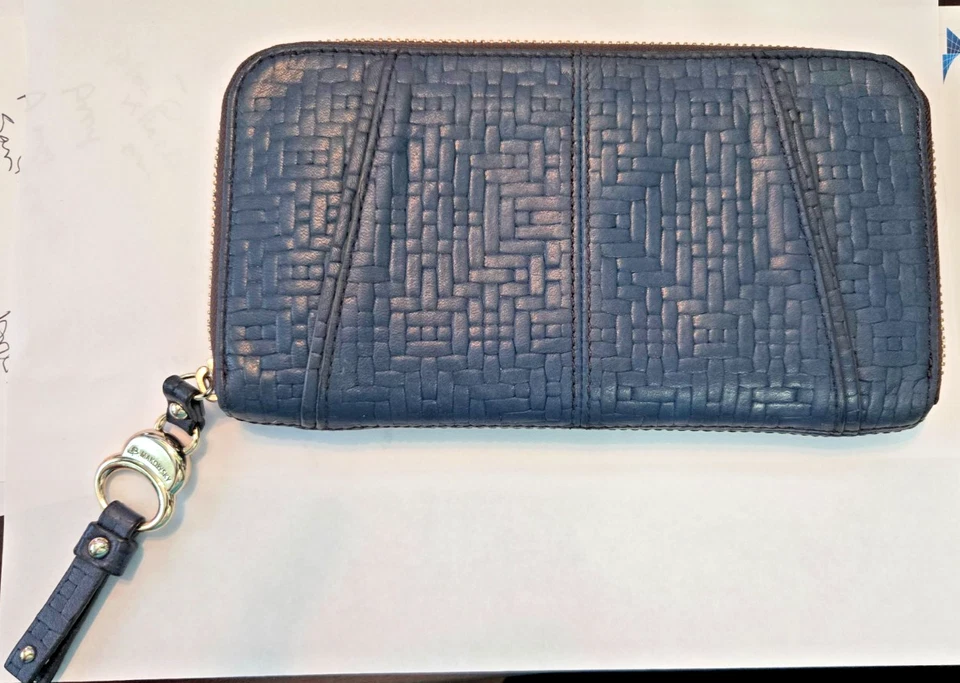 Cartera de mano B Makowsky de cuero en relieve con cremallera alrededor. Tarjeta de crédito azul marino Foto 2 de 4