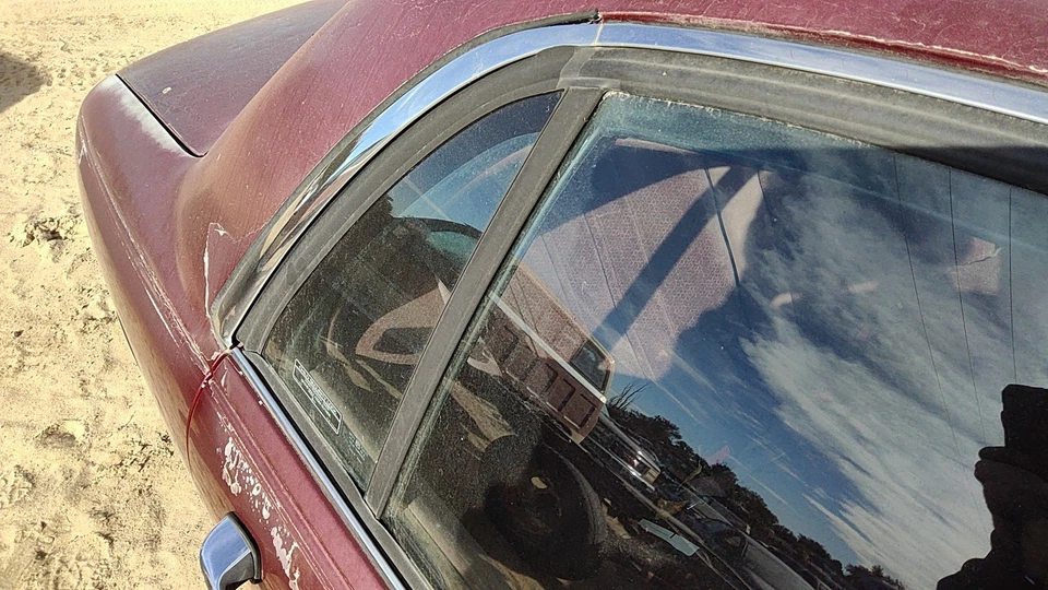 92-99 Buick Lesabre Pasajero Derecho Ventilación Trasera Ventana Puerta Trasera Vidrio con Marco Foto 2 de 2