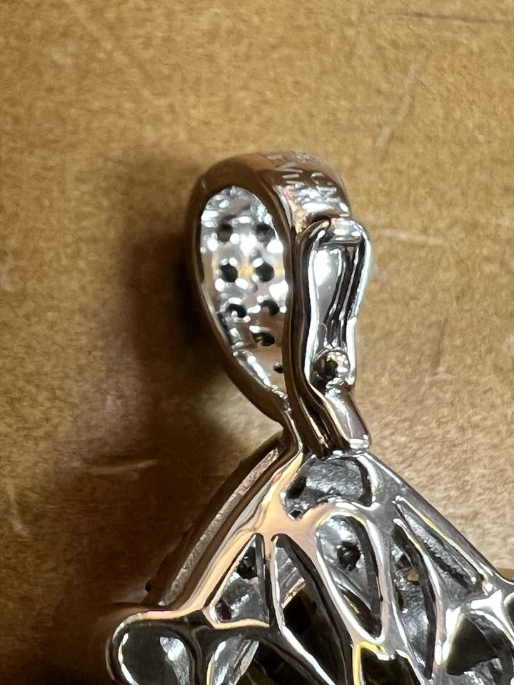 Colgante de diamantes y piedra talla pera CN de oro blanco de 14 quilates LeVian Foto 4 de 4