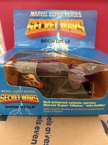 Doom cycle side-car fatalis guerres secrètes vintage Marvel 1984