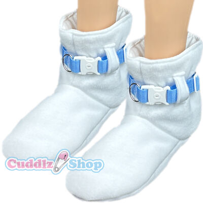 Cuddlz weiße Fleece-Stiefeletten Erwachsenengröße gepolstert abschließbar mit Riemen