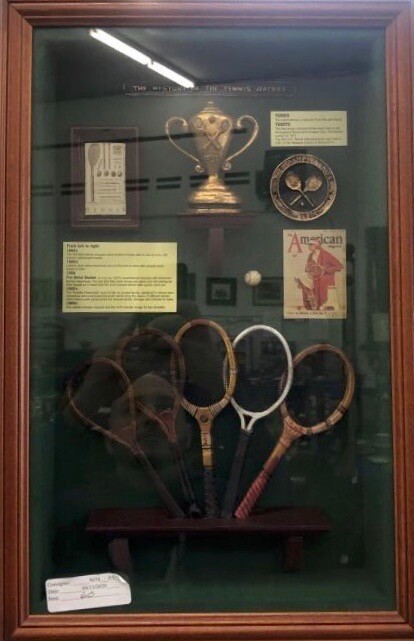 アンティークなテニスラケットの歴史と変遷について解説している彫刻が収められた額装 HISTORY OF THE TENNIS RACKET * RARE * 3D FRAMED ARTWORK * TENNIS