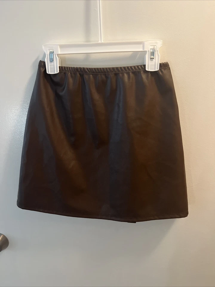 Minifalda plisada de cuero sintético Amy Byer, para niñas de 7-8 años Foto 4 de 4