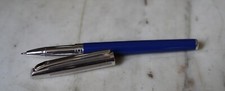 TRES BEAU STYLO ROLLER CARAN D'ACHE LEMAN SLIM EN LAQUE BLEU FONCE & CHROME