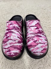 Oofos Women's OOcloog Limited Edition Recovery Clog - Project Pink Camo W10 M8
