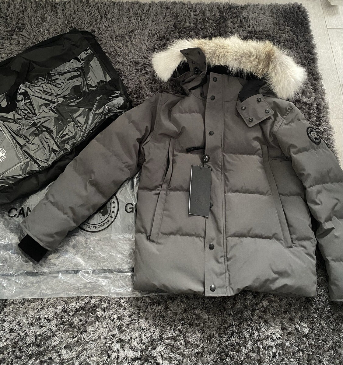 canada goose wyndham parka black label small UK