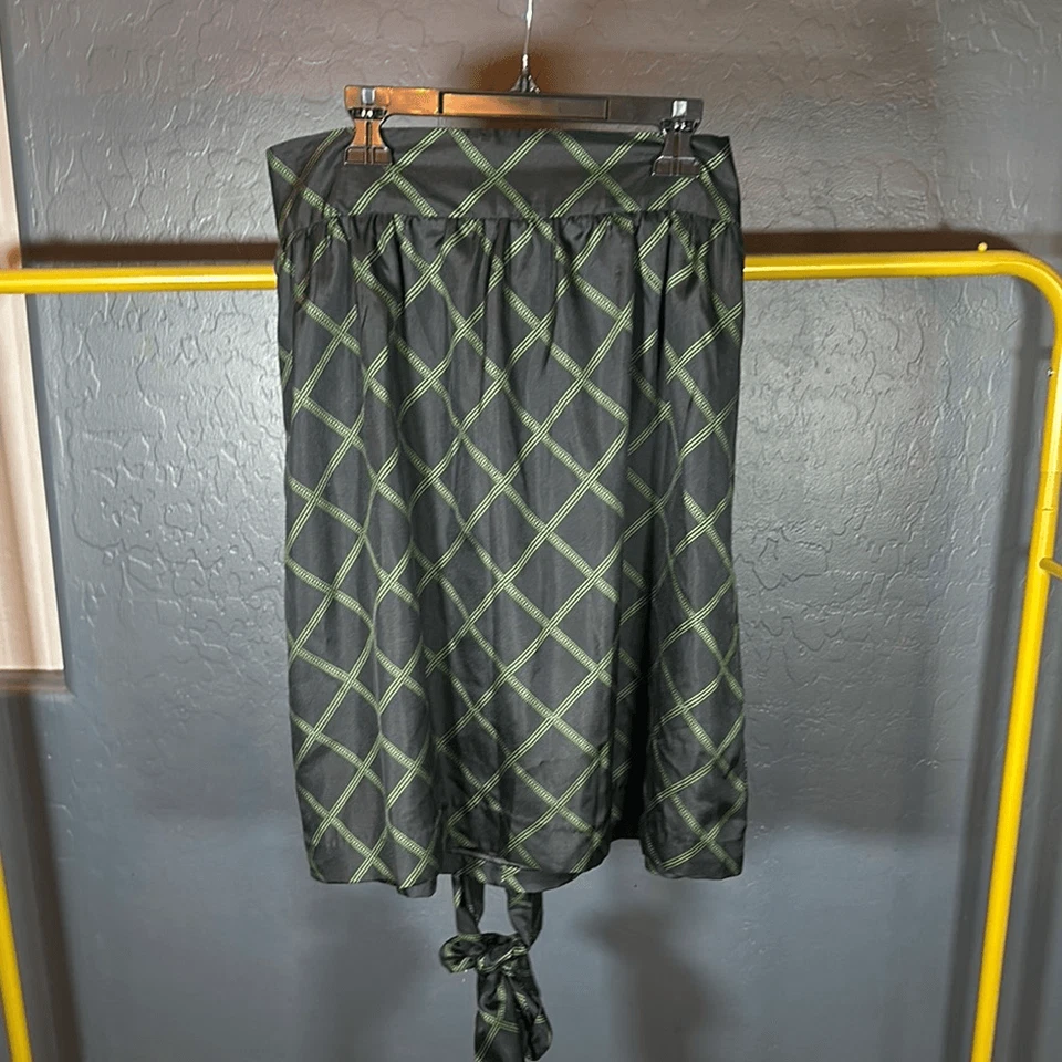 Falda midi burbuja negra y verde Elizabeth McKay con estilo fruncido para el trabajo Foto 3 de 4