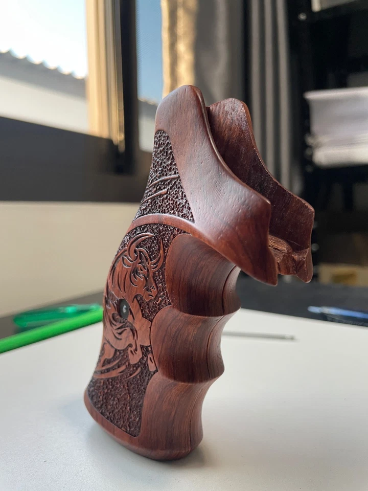 Neue Hartholzgriffe für Taurus Tracker/Richter 17 44 627 617 Bull Art auf Holz