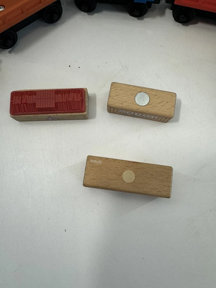 Thomas & Friends Tren Carga Coches Madera Lote de 5 y Varios Bloques de Carga Magnéticos Foto 2 de 4